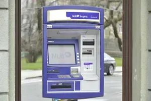 Na bankomatu v Šiški je nekdo pozabil 1.500 evrov