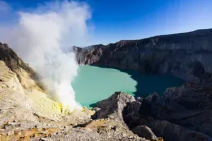 Kitajska turistka med fotografiranjem padla v vulkanski krater