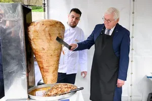 Nemški predsednik razburil, ko je gostom v Istanbulu kar sam postregel kebab