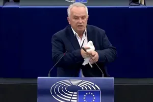 “Moj zadnji nastop”: slovaški poslanec z belo golobico v Evropskem parlamentu