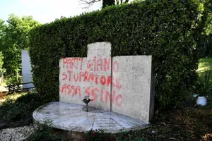 Neznanci oskrunili spomenika padlim partizanom in antifašistom v Trstu in Rimu