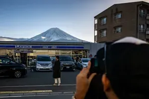 Japonskemu mestu dovolj turistov, zato bodo zastrli pogled na znamenito goro