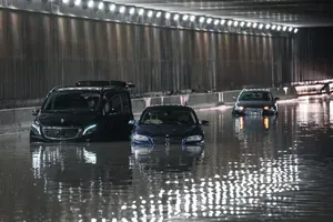Obilne poplave v Ankari: ceste so se spremenile v reke, ki so odnašale avte