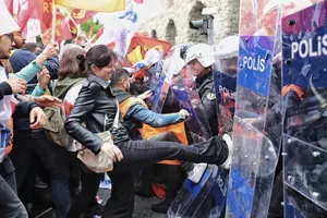 V Turčiji pridržali več deset protestnikov, policija uporabila tudi solzivec