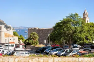 Hrvati z zasoljenimi cenami. Parkiranje v Dubrovniku do 200 evrov