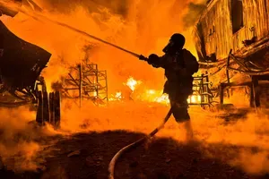 Po ruskih napadih v Harkovu izbruhnilo več požarov, med poškodovanimi tudi otrok