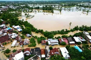 Obilne padavine in plazovi v Indoneziji terjali najmanj 15 smrtnih žrtev