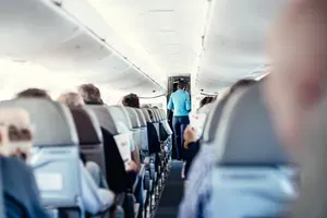 Drama na letu za Frankfurt: 70 potnikov nenadoma začelo bruhati