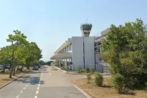 “Sramota na Krku”: turisti peš z letališča, ker je parkiranje za avtobus drago