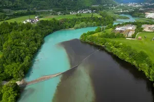 Črn madež na smaragdni reki: res “naravni pojav” ali je kriva čistilna naprava?