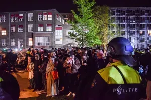 Policija s palicami nad propalestinske protestnike na univerzi v Amsterdamu