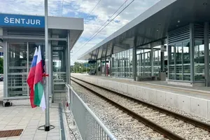 Odprli prenovljeno šentjursko železniško postajo
