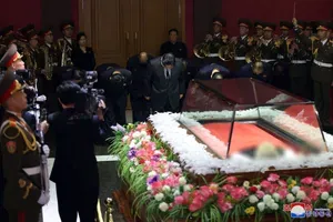 Umrl nekdanji šef propagande Severne Koreje, ki je zgradil kult dinastije Kim