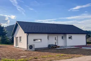 Družini iz Slovenj Gradca, ki so ji poplave odnesle hišo, postavili nov dom