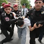 Armenska policija v prestolnici pridržala 151 protestnikov