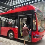 Zakaj po ljubljanskih ulicah ta teden vozi rdeč avtobus?