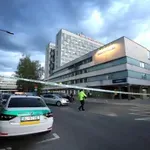 Fica v bolnišnici obiskal bodoči slovaški predsednik: “Stanje je zelo kritično”