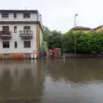 Poplave in neurja tudi na severu Italije: deroča voda odnesla moškega