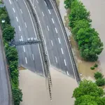 Zahod Nemčije prizadele poplave, Scholz odpovedal predvolilni nastop