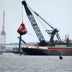 Skoraj dva meseca po nesreči v Baltimoru ladjo začeli vleči v pristanišče