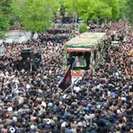 Več deset tisoč Irancev se poslavlja od umrlega predsednika Raisija
