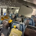 Drama na letalu: en potnik umrl, več kot 30 je poškodovanih