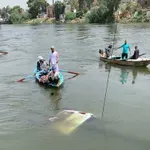 Ker voznik ni uporabil zavore, je v reko Nil zdrsnil minibus poln potnikov