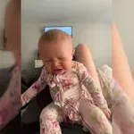 Prikupen posnetek dojenčice nasmejal splet: “Kako je poletela!”