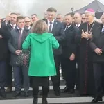 Prekinila slovesnost in stopila pred Plenkovića: “Veste, kdo sem?” (VIDEO)