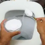 Tri žlice soli nasujte v WC-školjko in tako rešite pomembno težavo