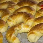 Hrníčkové měkoučké rohlíčky z kyselé smetany – nejlepší recept: Zkuste je s jablečnou a ořechovou nádivkou