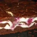 Tento koláč pobláznil všechny návštěvy, rovnou zdvojnásobte dávku: Tvarohovo-třešňové brownies s úžasnou chutí!