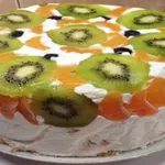 Ovocný nepečený dort s piškotovým korpusem a luxusním vanilkovým krémem!