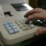 ΕΒΕΠ: Οδηγίες προς επιχειρήσεις – Τι να προσέχουν για «κέρασμα», «δώρο», «δείγμα»