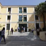 Ξεκίνησε η δίκη των αστυνομικών για βιασμό 19χρονης στο ΑΤ Ομονοίας – «Είχα κλειστά τα μάτια και έλεγα πότε θα τελειώσει αυτό το μαρτύριο που ζω;»