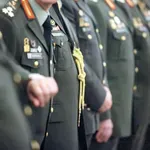 Αυξήσεις και αναδρομικά για 150.000 ένστολους – Πίνακας με τα νέα επιδόματα και τα ποσά ανά βαθμό