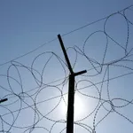 Στη φυλακή 22χρονος που έπεισε ηλικιωμένη να… ξεθάψει 100.000 ευρώ από την αυλή της