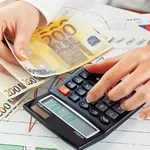 Έρχονται αναδρομικά και αυξήσεις σε 16 επιδόματα – Οι ειδικές κατηγορίες