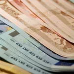 Μειώσεις φόρων 1,5 δισ. Ευρώ – Αυξήσεις σε μισθούς, νέες απαλλαγές, μειώσεις στα τεκμήρια και στα ενοίκια  – Αναλυτικά τι αλλάζει σε μισθούς και  φόρους