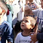 Η Ελλάδα γερνά: Όταν οι θάνατοι ξεπερνούν τις γεννήσεις – Τι κρατά ακόμη όρθιο το δημογραφικό ισοζύγιο