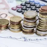 Πρωτογενές πλεόνασμα και ελεγχόμενες δαπάνες «σηκώνουν» τον κρατικό προϋπολογισμό 2025