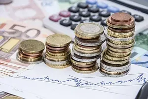Πρωτογενές πλεόνασμα και ελεγχόμενες δαπάνες «σηκώνουν» τον κρατικό προϋπολογισμό 2025