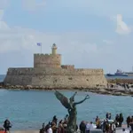 Ρόδος: Έσπασαν κάβοι σε κρουαζιερόπλοιο λόγω δυσμενών καιρικών συνθηκών