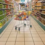 Από τα επώνυμα στα… οικονομικά: Πώς η ακρίβεια αλλάζει τις αγορές των Ελλήνων