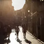 Τουρισμός δύο ταχυτήτων: 90.000 κενές θέσεις και μια αγορά «κολλημένη» σε χαμηλές δεξιότητες – Εκρηκτική ζήτηση για μάγειρες και σερβιτόρους