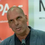 Ο Βαρουφάκης σχολιάζει τη δίωξη για το ecstasy: «Δεν έχει καμία σχέση με τα ναρκωτικά ή τον νόμο»