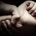 Σοκαριστική καταγγελία στην Πάτρα: «Έπιασε τη μητέρα μου από το λαιμό, την πέταξε στο κρεβάτι και την βίασε»