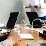 ΣΚ Αυξήσεις μισθών το 2026: Ποιοι κερδίζουν έως και 100 ευρώ τον μήνα – Πίνακες και παραδείγματα