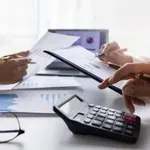 Φορολογικό 2026: Ποιοι ελεύθεροι επαγγελματίες κερδίζουν, ποιοι χάνουν και πώς λειτουργεί η παγίδα του τεκμαρτού