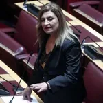 Λιακούλη κατά Κεφαλογιάννη: «Εξευτελίζεται το δίκαιο και η ηθική» – Πυρά για τη «φωτογραφική» διάταξη στις δίκες επιμέλειας